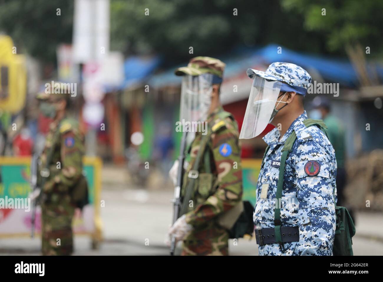 Dhaka, Bangladesh. 02 luglio 2021. Il personale dell'esercito del Bangladesh limita il movimento delle persone da un posto di controllo istituito presso l'intersezione di Shahabag durante il 'blocco dei trict' a livello nazionale per frenare la pandemia del coronavirus, a Dhaka, Bangladesh, 2 luglio 2021. Le autorità del Bangladesh hanno imposto il blocco totale a livello nazionale per una settimana tra le crescenti infezioni da coronavirus e i decessi correlati al coronavirus nel paese. Foto di Kanti Das Suvra/ABACAPRESS.COM Credit: Abaca Press/Alamy Live News Foto Stock