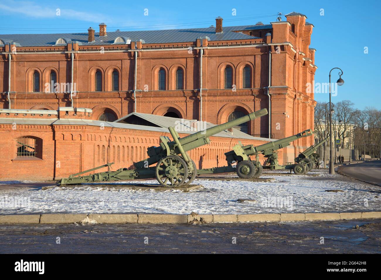 ST. PETERSBURG, RUSSIA - 20 GENNAIO 2017: Pezzi di artiglieria del periodo Grande Guerra Patriottica alle mura del museo dell'artiglieria nel pomeriggio di gennaio Foto Stock
