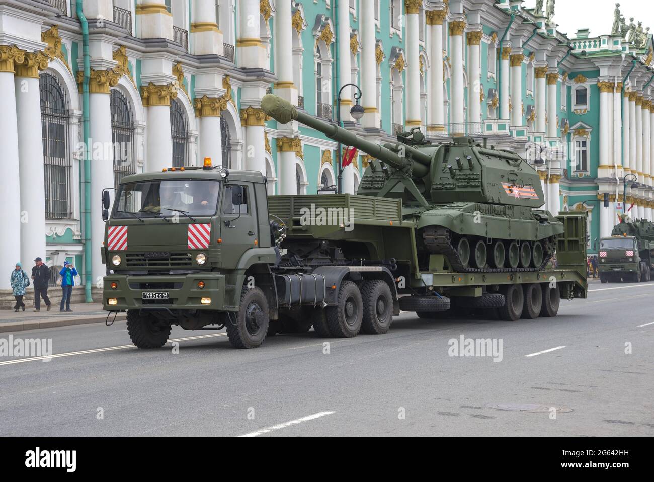 SAN PIETROBURGO, RUSSIA, 07 MAGGIO 2017: Un veicolo Kamaz-65225 trasporta un sistema di artiglieria semovente Msta-S. Preparazione per la parata militare Foto Stock