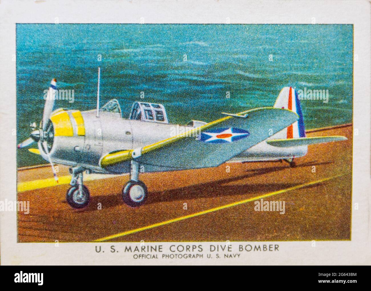 Un bombardiere Dive Douglas SBD su una carta Wings Cigarette da un set di proprietà del veterano della Marina statunitense che ha viaggiato in tutto il mondo. Foto Stock