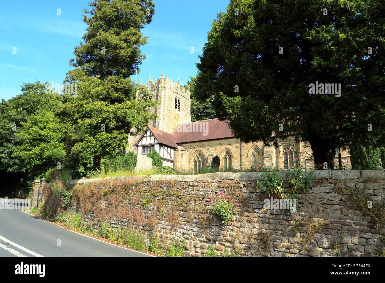 Vista della chiesa di St Wilfrid da Halton Road, Halton, Lancaster, Lancashire, Inghilterra, Regno Unito Foto Stock