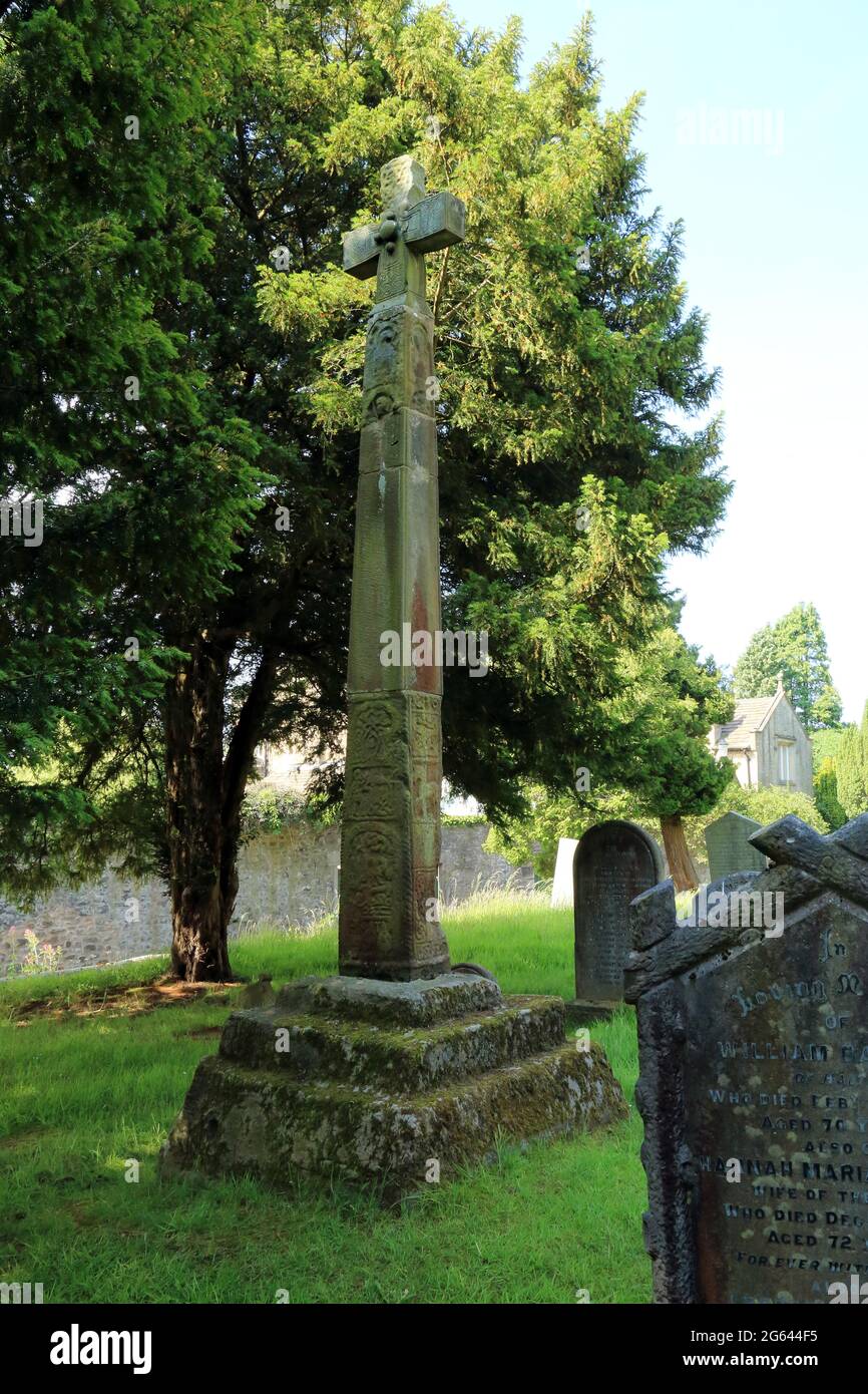 Croce vichinga nel cortile della chiesa di St Wilfrid Halton Road, Halton, Lancaster, Lancashire, Inghilterra, Regno Unito Foto Stock