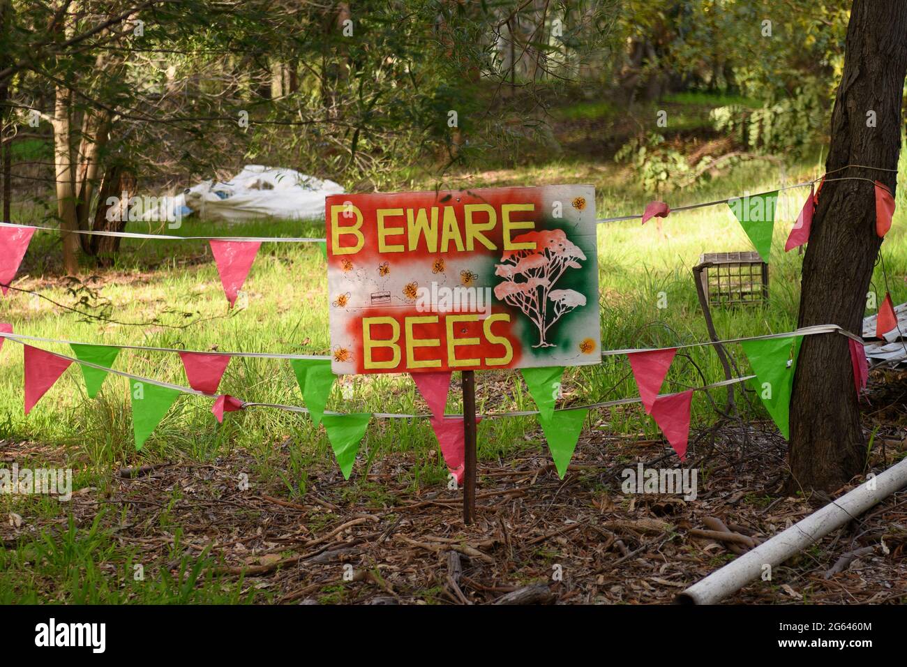 'Attenzione Bees' segno di avvertimento della presenza di alveari in ambiente cespuglio Foto Stock