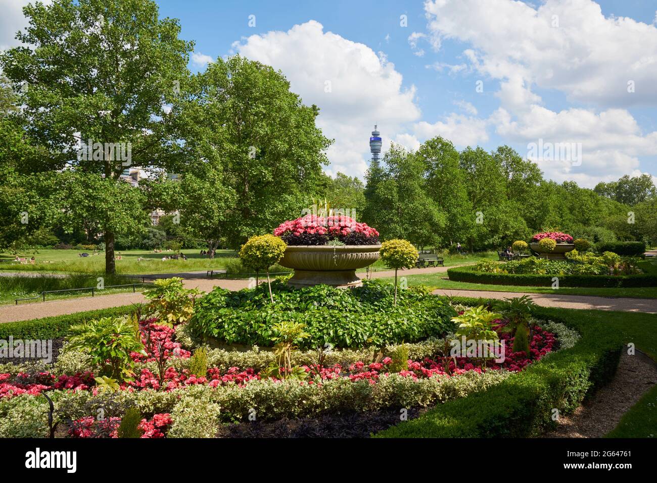 Giardini nel Regent's Park, Londra UK, in estate, con la BT Tower in lontananza Foto Stock
