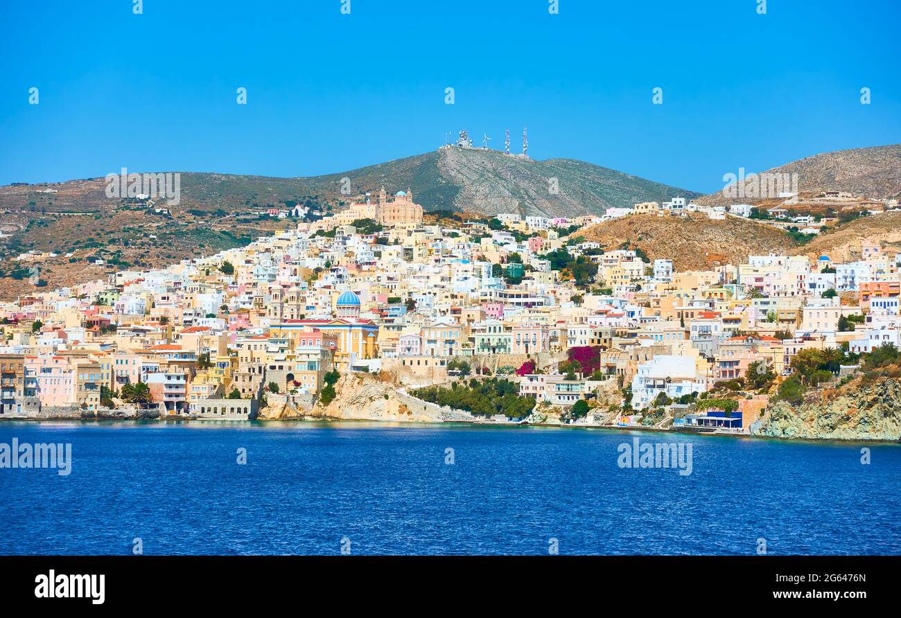 Ermoupoli città sulla costa dell'isola di Syros, Grecia Foto Stock