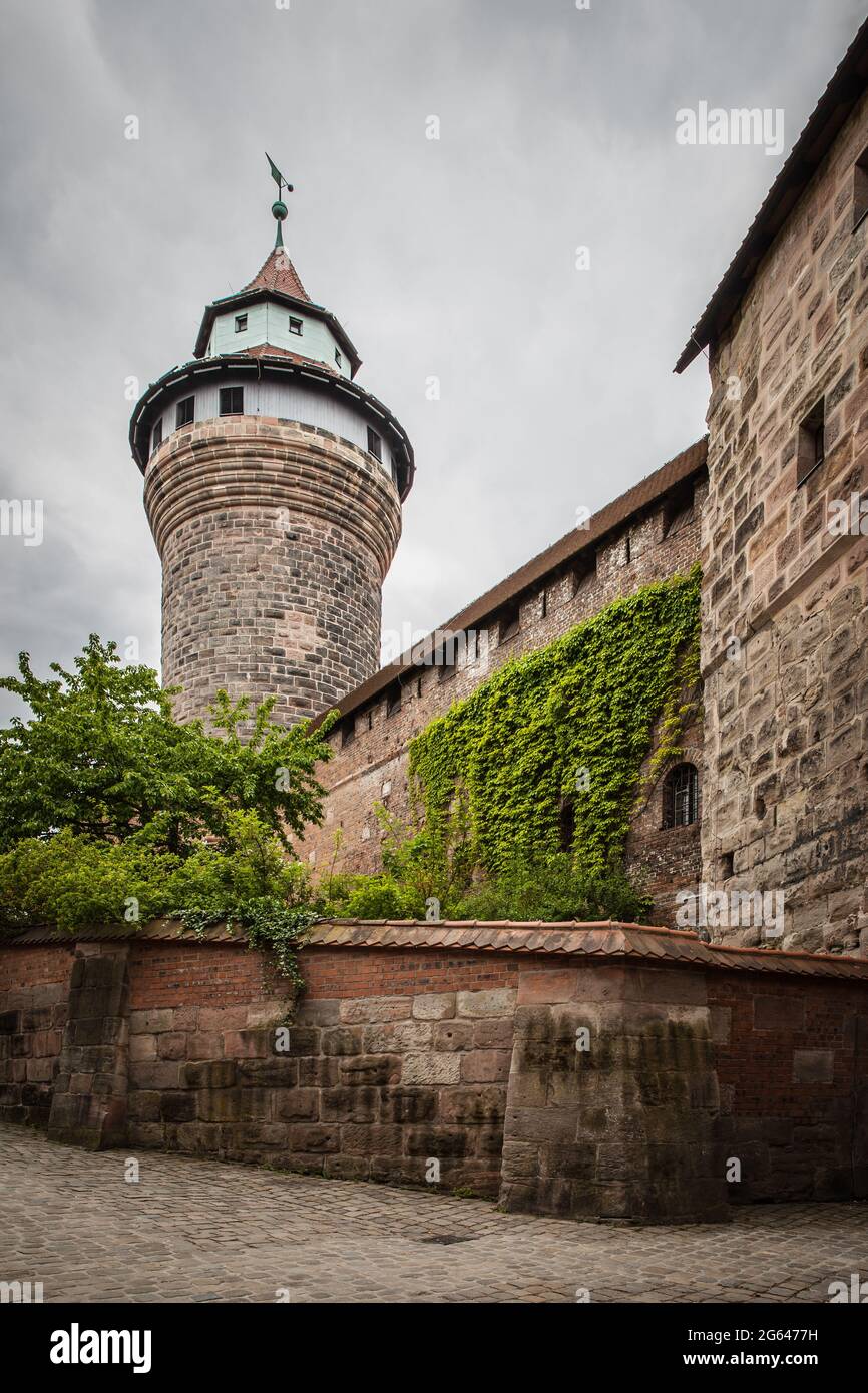 Vista panoramica con la torre Sinwell nel castello di Norimberga, Germania Foto Stock