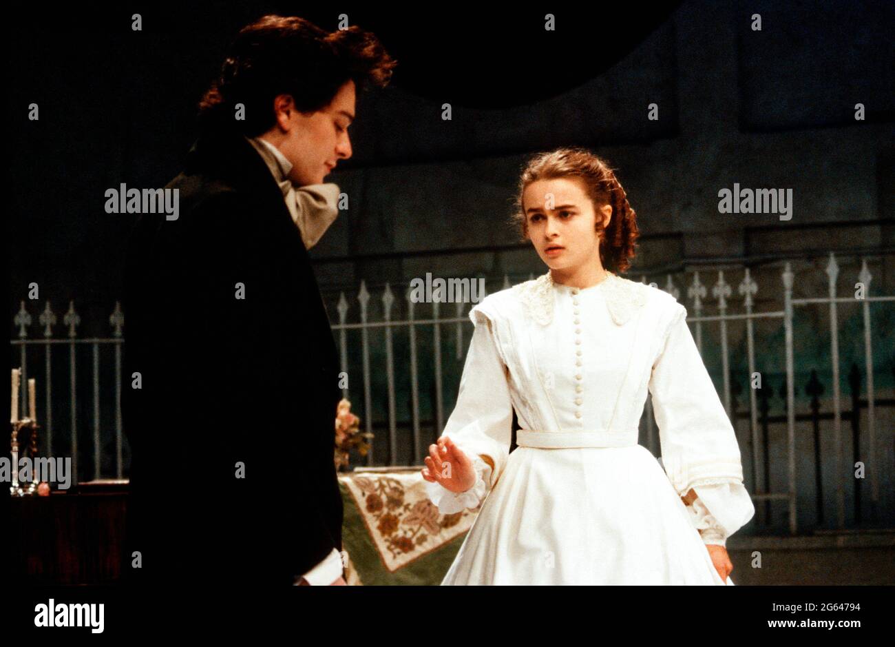 Gerard Logan (Walter Hartright), Helena Bonham-carter (Anne Catherick / Laura Fairlie) in BIANCO di Melissa Murray al Greenwich Theatre, Londra SE10 05/12/1988 basato sul romanzo di Wilkie Collins design: Alexandra Byrne illuminazione: Mick Hughes regista: Sue Dunderdale Foto Stock