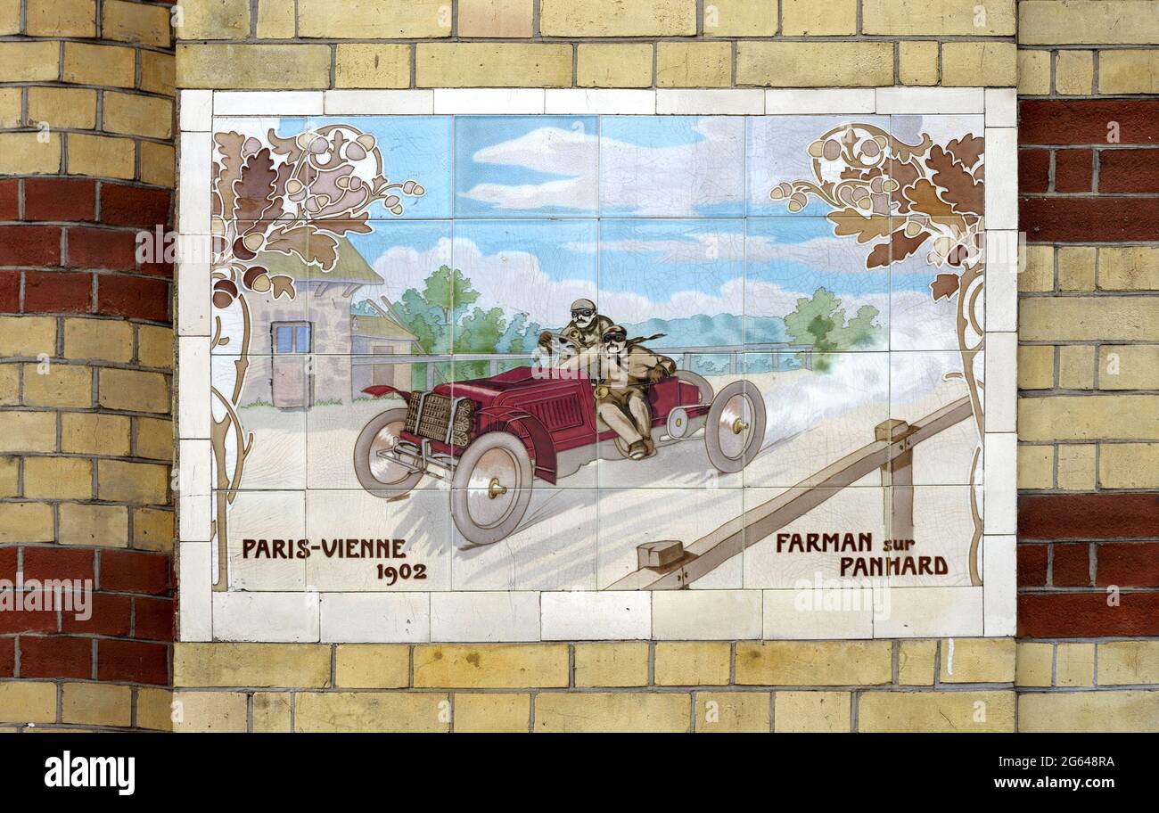 Londra, Inghilterra, Regno Unito. Casa Michelin, 81 Fulham Road. (1911) dettaglio esterno: Pannello di piastrelle in ceramica (su disegno di Ernest Montaut) con Henri fa Foto Stock