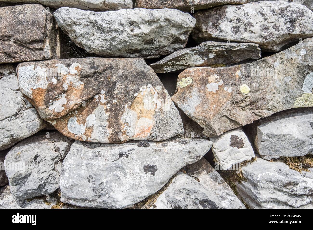 Walling secco di calcare con ringhianti di lichene Foto Stock