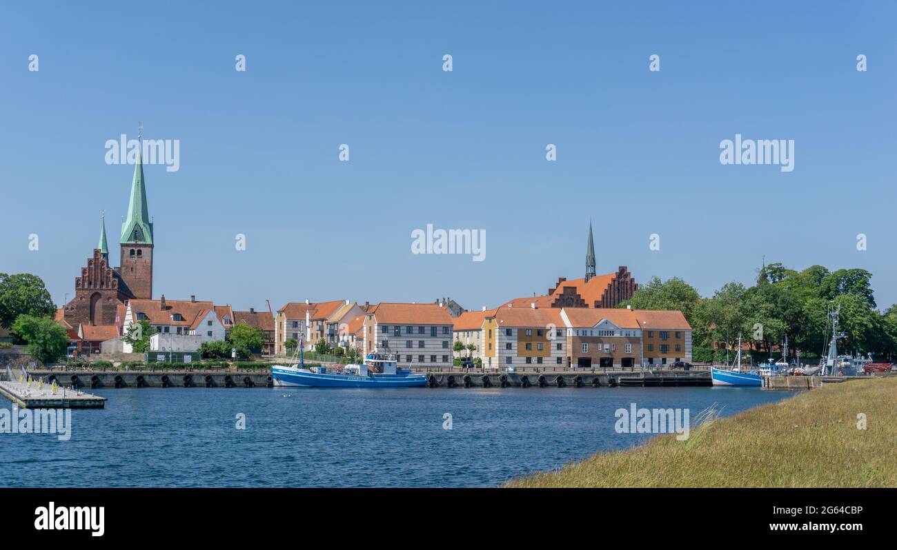 Helsingor, Danimarca - 17 giugno 2021: Paesaggio urbano del porto e della città vecchia di Helsingor, nella Danimarca settentrionale Foto Stock