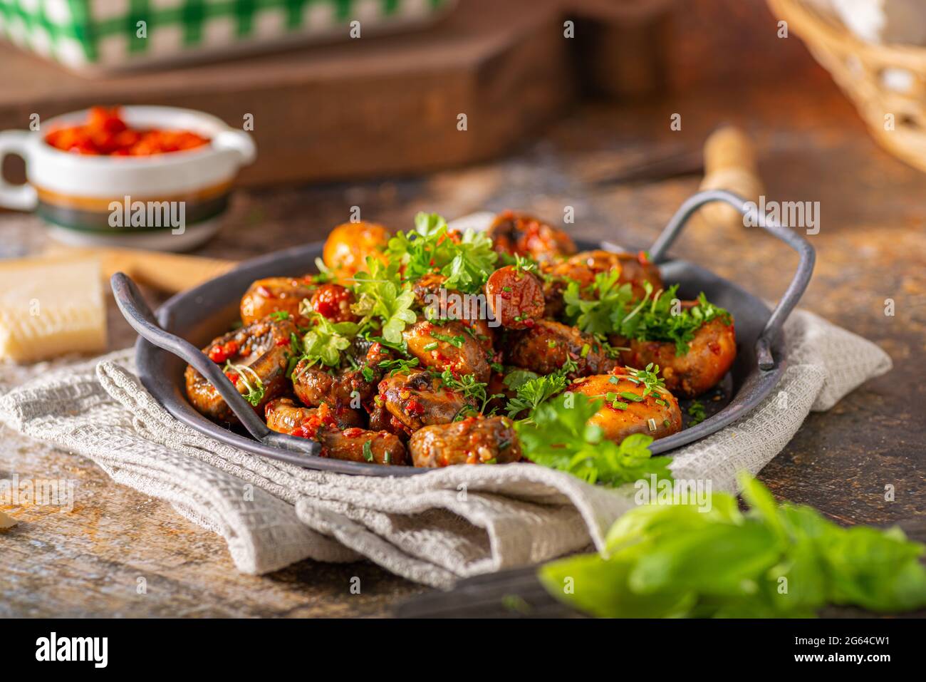 Funghi arrosto e salsa di peperoncino condito con erbe Foto Stock