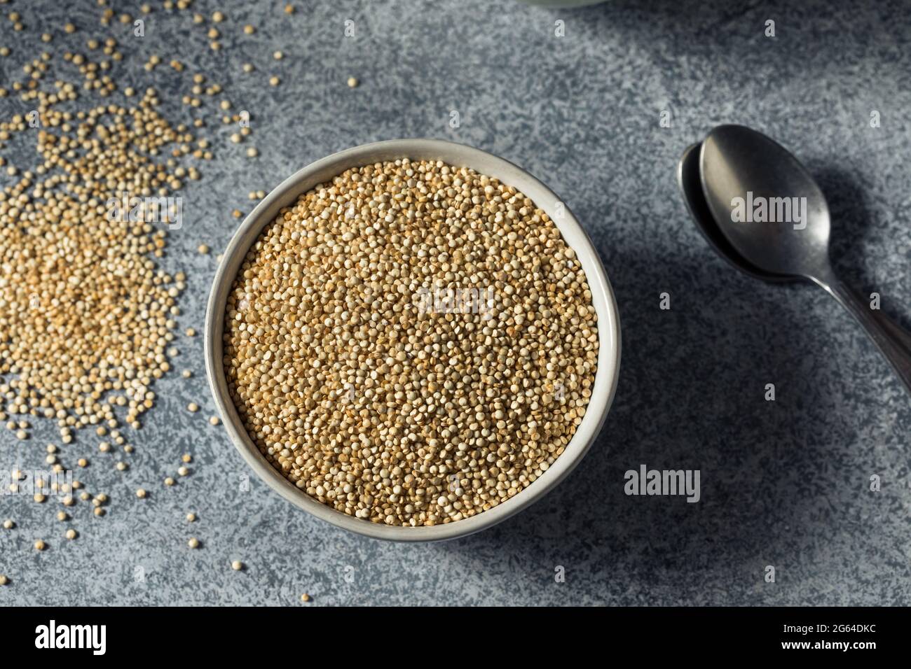 Grano di Quinoa bianco organico grezzo in una ciotola Foto Stock