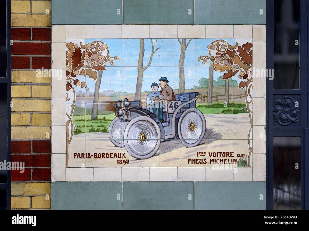 Londra, Inghilterra, Regno Unito. Casa Michelin, 81 Fulham Road. (1911) dettaglio esterno: Pannello di piastrelle in ceramica (su disegno di Ernest Montaut) che mostra gli abeti Foto Stock