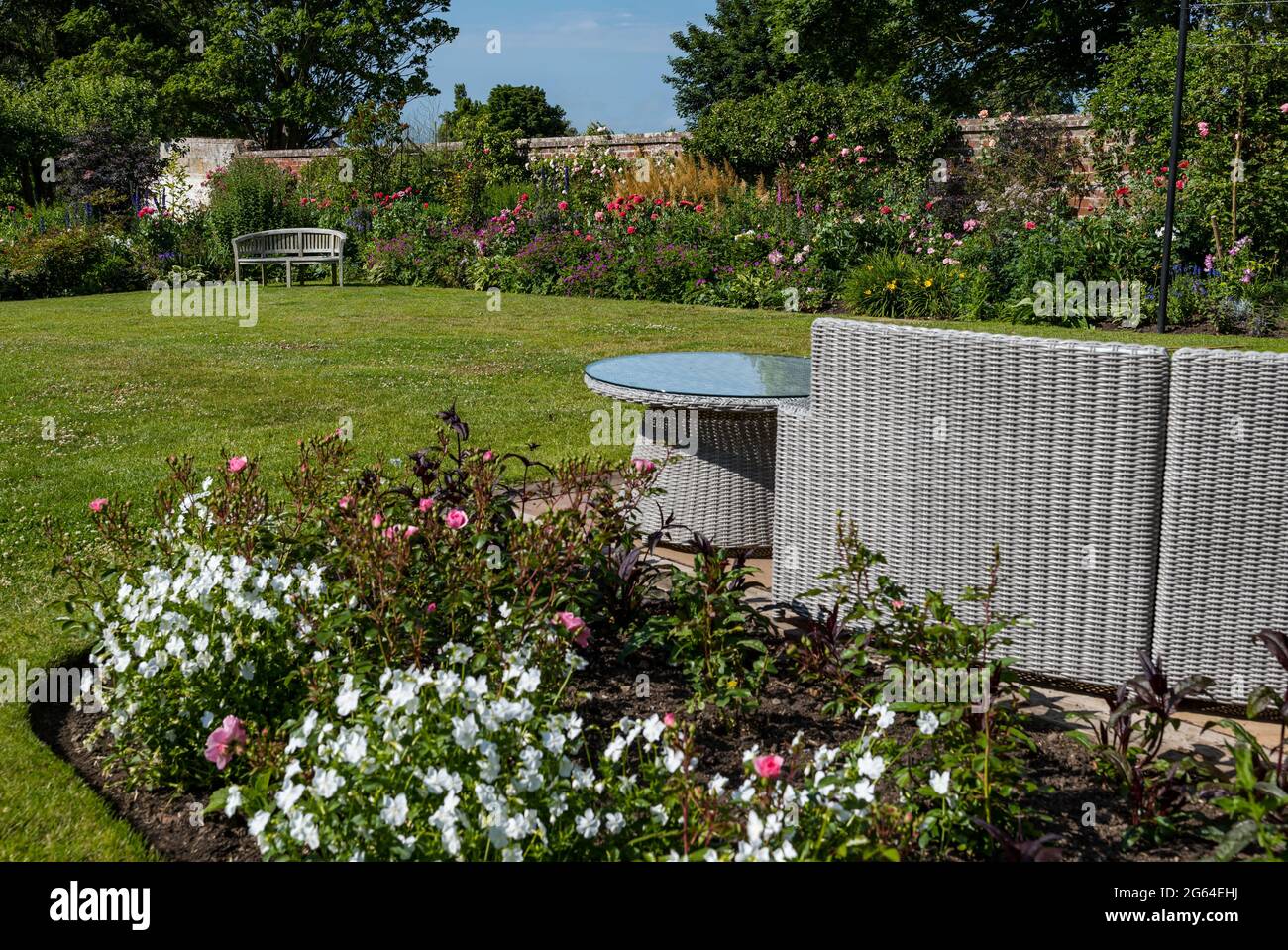 East Lothian, Scozia, Regno Unito, 2 luglio 2021. Scotland's Garden Scheme apertura di un nuovo giardino: Shane Corstorphine, ex CFO di Skyscanner e un appassionato giardiniere, ha trascorso 4 anni a preparare i giardini di Camptoun House per l'apertura per la prima volta per raccogliere fondi per la carità. Nella foto: Il giardino murato con aiuole fiorite Foto Stock