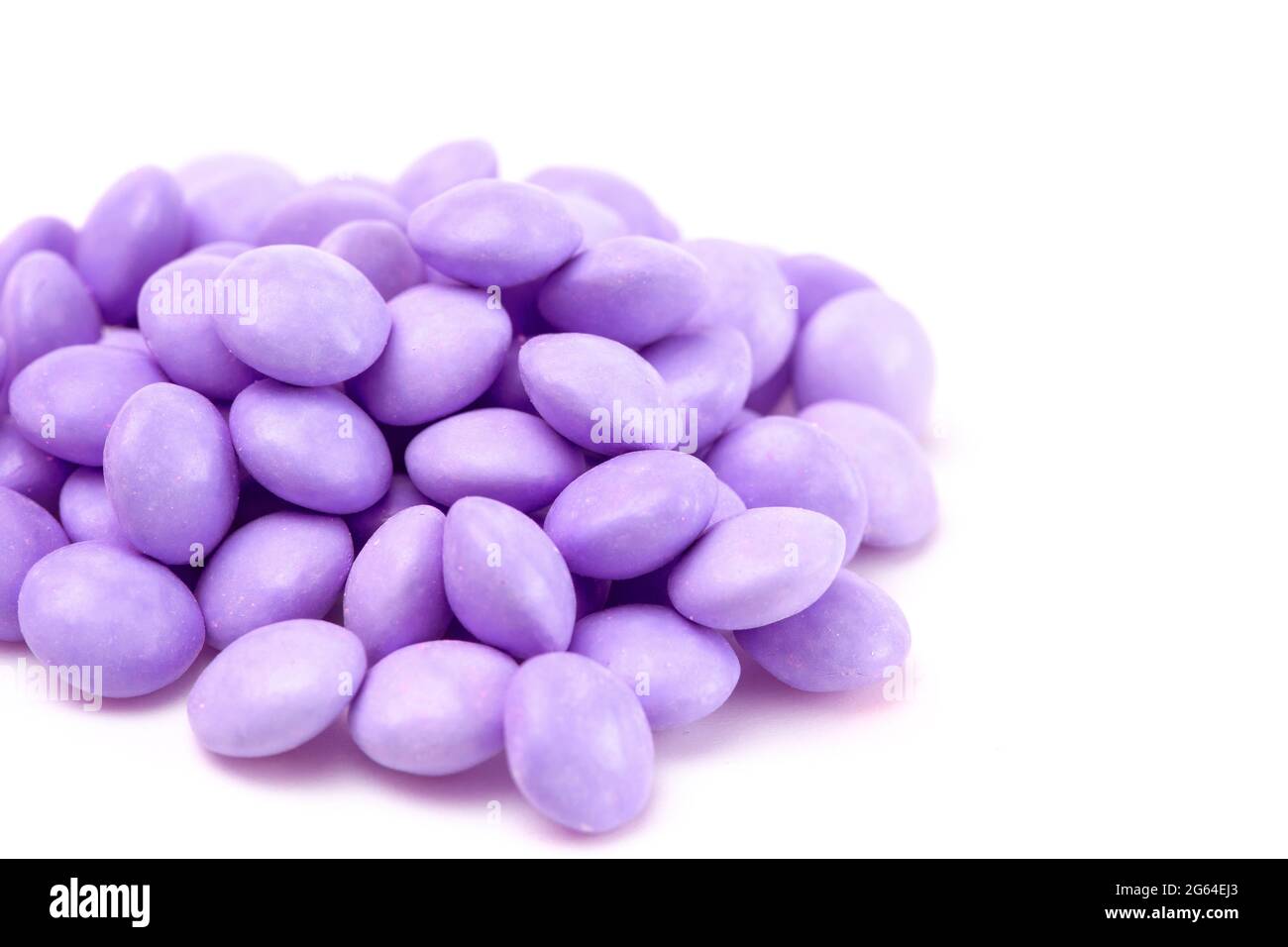 Una pila di gemme di cioccolato rivestite di caramella su uno sfondo bianco Foto Stock