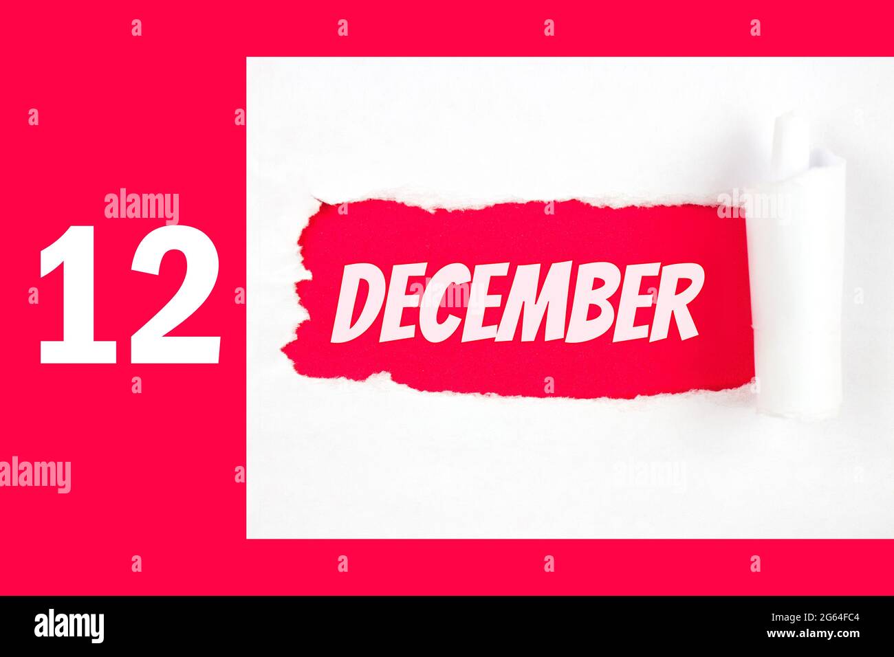 12 dicembre. Giorno 12 del mese, data del calendario. Foro rosso nella carta bianca con lati strappati con data di calendario. Mese invernale, concetto giorno dell'anno Foto Stock