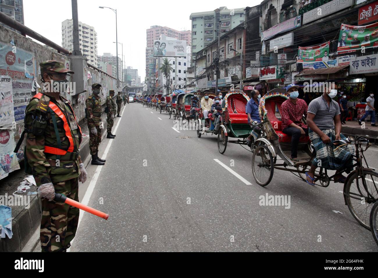 Luglio o2 2021.Dhaka Bangladesh.Army & BGB personale limitare il movimento delle persone da un posto di controllo istituito a Dhaka nazionale ‘strit lockdown’ per frenare il Foto Stock