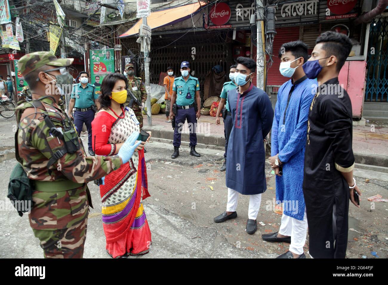 Luglio o2 2021.Dhaka Bangladesh.Army & BGB personale limitare il movimento delle persone da un posto di controllo istituito a Dhaka nazionale ‘strit lockdown’ per frenare il Foto Stock