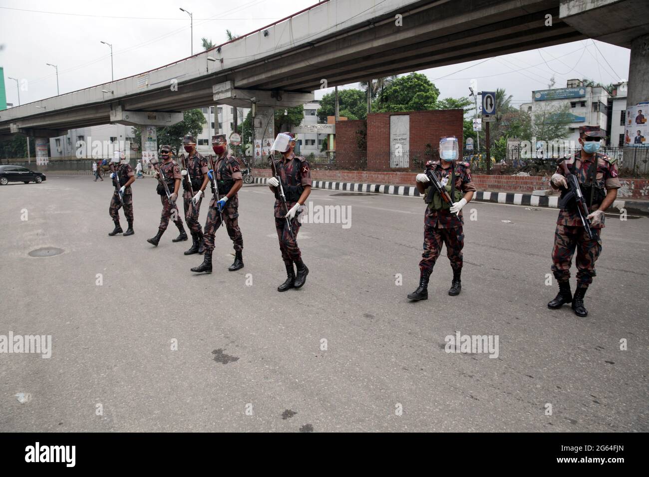 Luglio o2 2021.Dhaka Bangladesh.Army & BGB personale limitare il movimento delle persone da un posto di controllo istituito a Dhaka nazionale ‘strit lockdown’ per frenare il Foto Stock