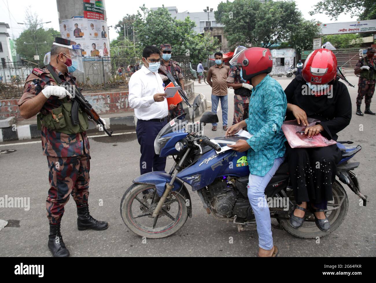 Luglio o2 2021.Dhaka Bangladesh.Army & BGB personale limitare il movimento delle persone da un posto di controllo istituito a Dhaka nazionale ‘strit lockdown’ per frenare il Foto Stock