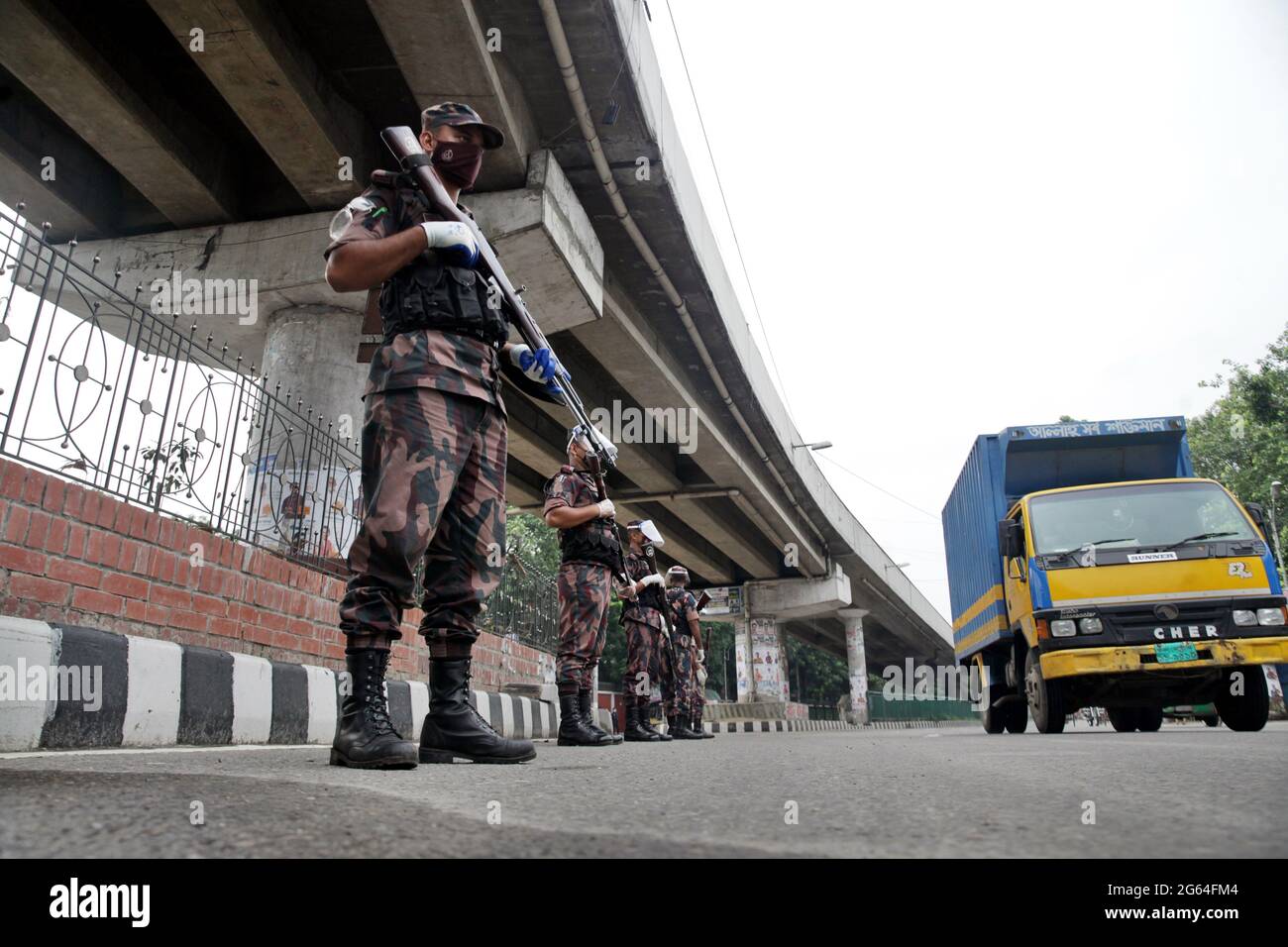 Luglio o2 2021.Dhaka Bangladesh.Army & BGB personale limitare il movimento delle persone da un posto di controllo istituito a Dhaka nazionale ‘strit lockdown’ per frenare il Foto Stock