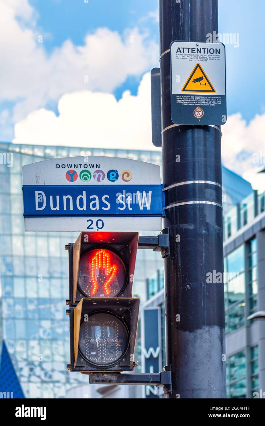 Cartello Dundas Street West. Una petizione è stata posta davanti al governo della città per cambiare il nome della famosa strada. Henry Dundas era un difensore dello slavo Foto Stock