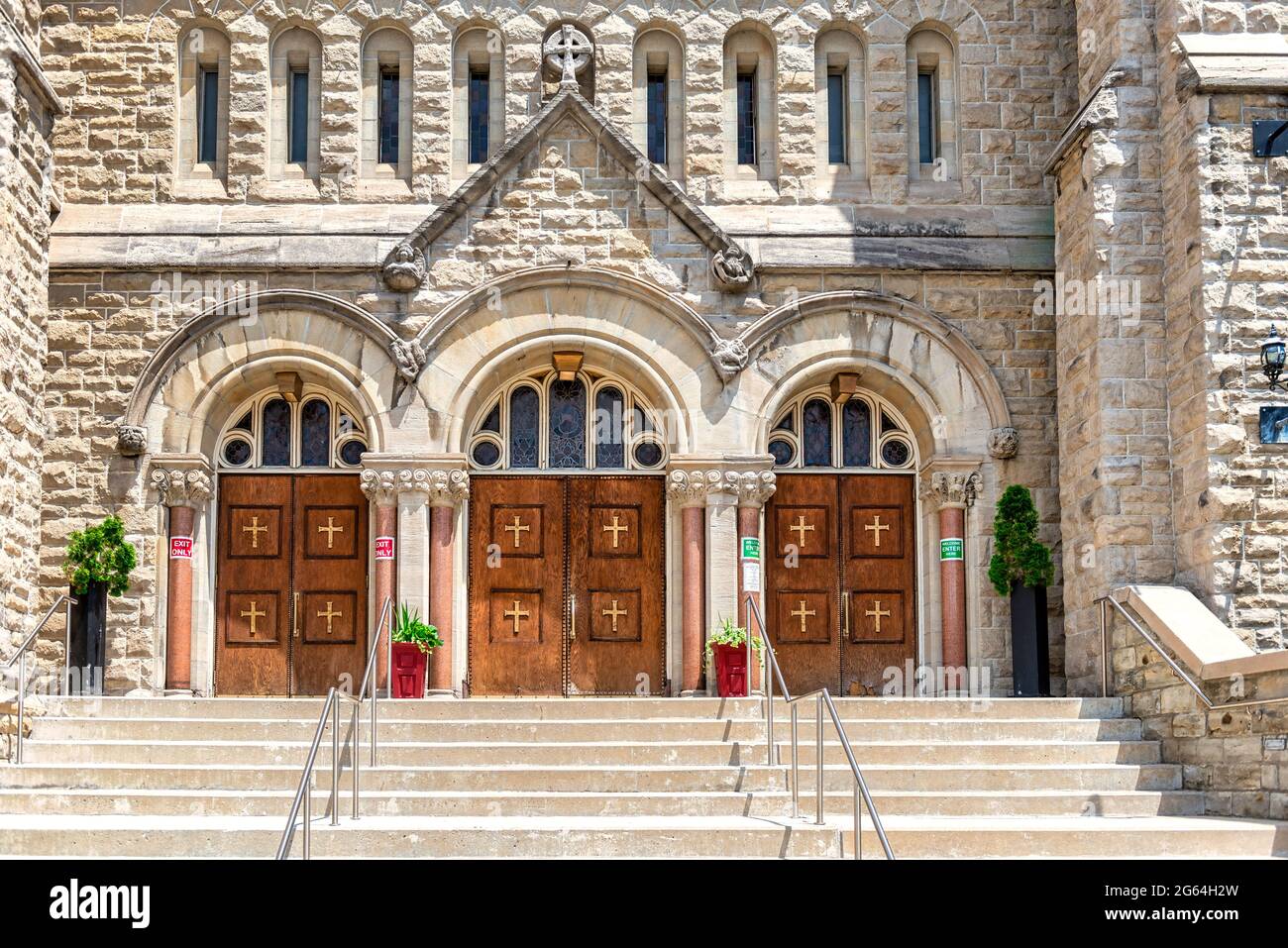 Porta d'ingresso coloniale nella chiesa cattolica di San Patrizio a Toronto, Canada Foto Stock