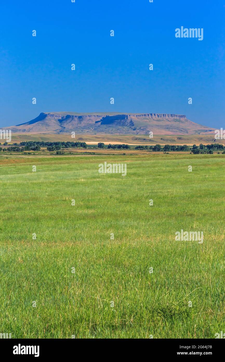 piazza butte che sorge sopra la prateria e la valle del fiume missouri vicino a cascade, montana Foto Stock