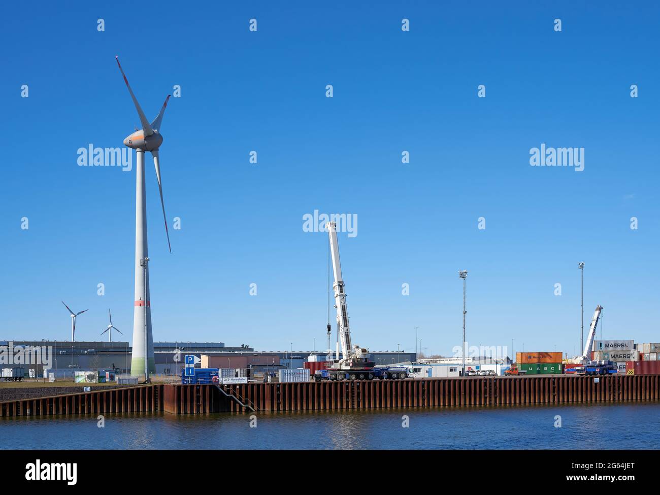 Porto commerciale della città di Magdeburgo nel parco industriale nord con una turbina eolica Foto Stock