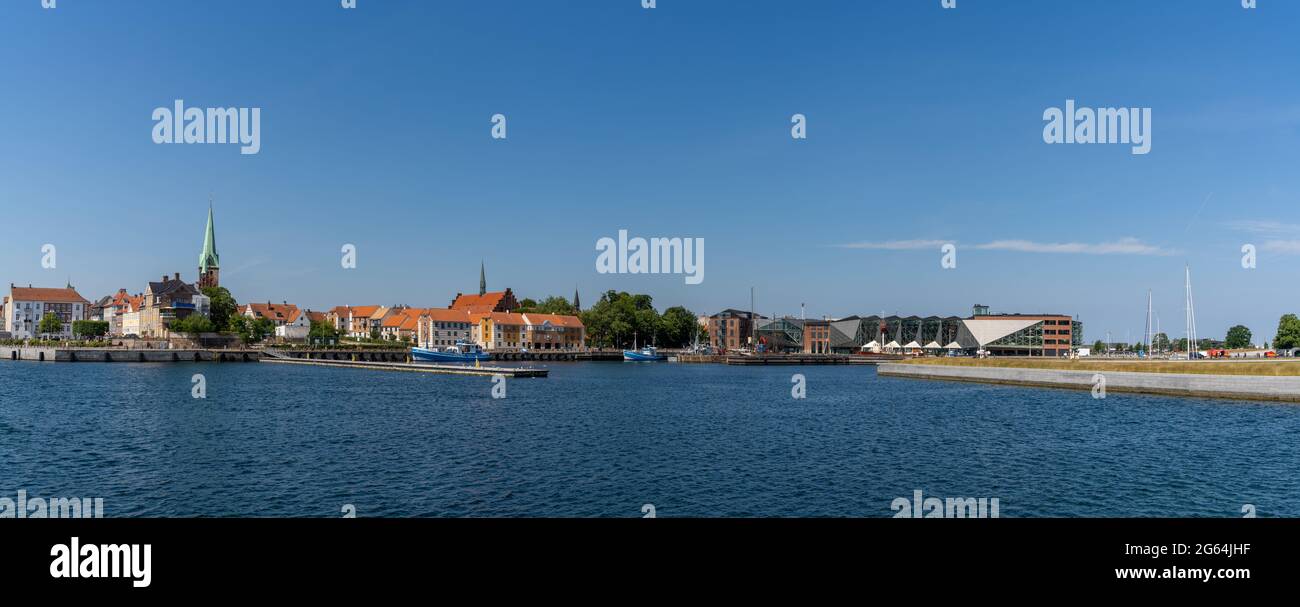Helsingor, Danimarca - 17 giugno 2021: Panorama urbano del porto e della città vecchia di Helsingor nella Danimarca settentrionale Foto Stock