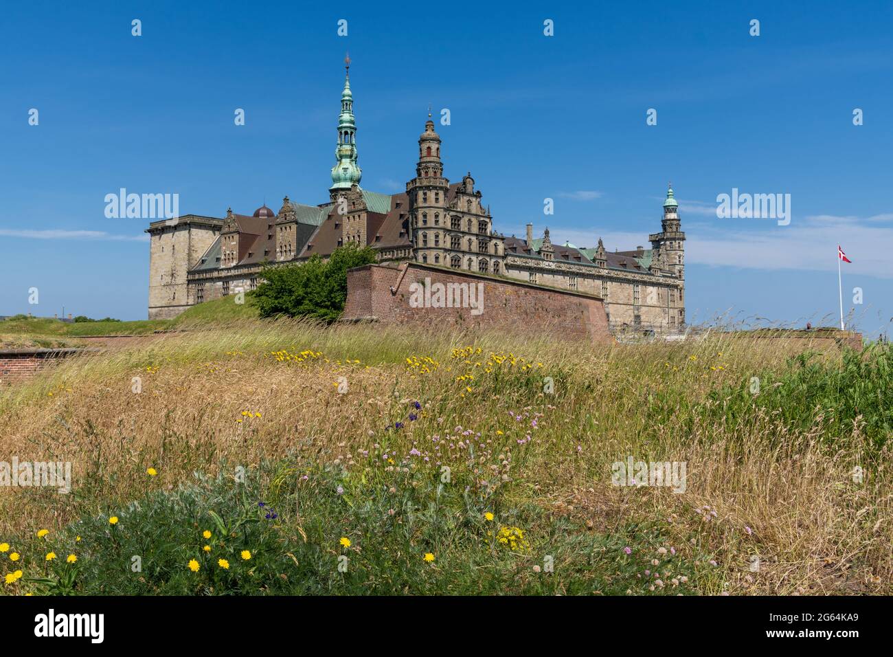 Helsingor, Danimarca - 17 giugno 2021: Veduta del Castello di Kronborg sulla costa del Mar Baltico a Helsingor Foto Stock