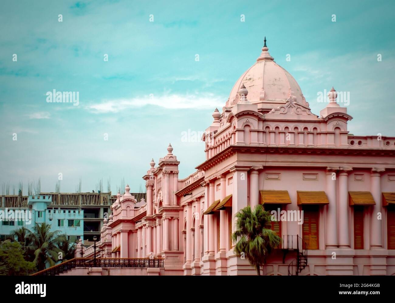 La capitale del Bangladesh Dhaka città paesaggio in una mattina soleggiata. Vecchia dhaka. Sadarghat. Ahsan Manjil. Bangladesh luogo storico. Foto Stock