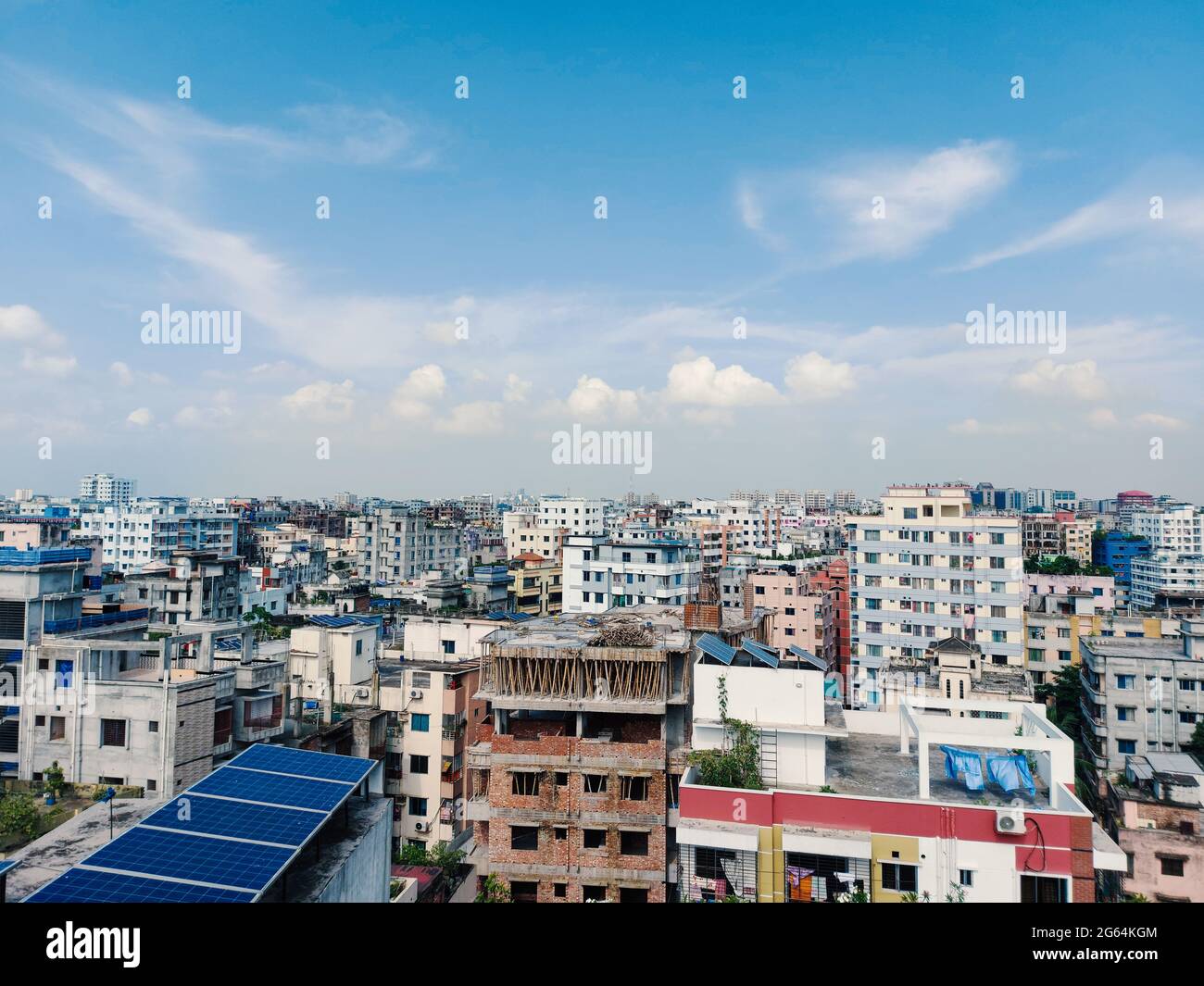 La capitale del Bangladesh Dhaka città paesaggio in una mattina soleggiata. Vista sulla città di Dhaka con cielo blu. Bella città del Bangladesh dall'alto. Foto Stock