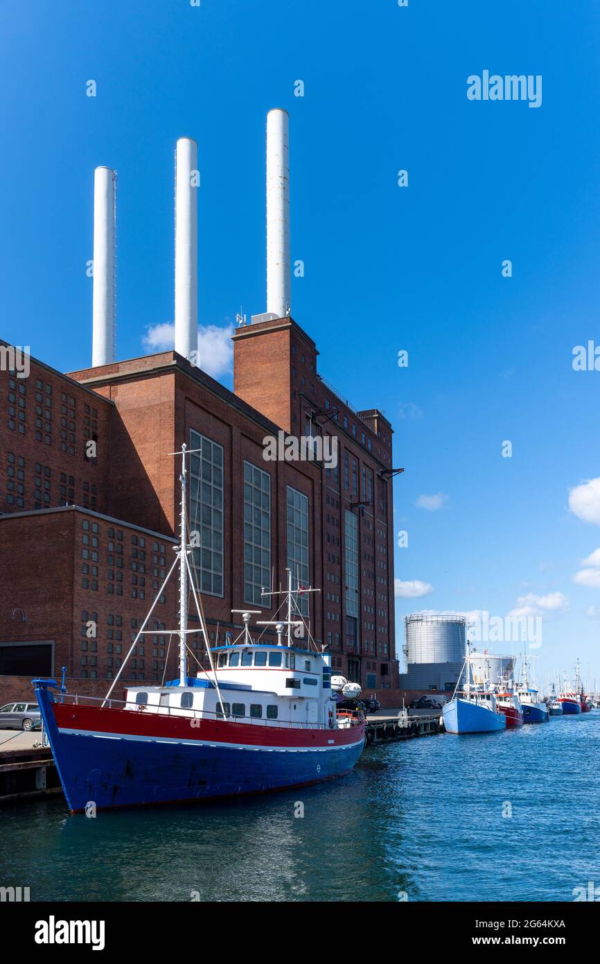 Copenaghen, Danimarca - 13 giugno 2021: Vecchie e colorate barche da pesca nel porto di Nordhavn e nella zona industriale di Copenhagen Foto Stock