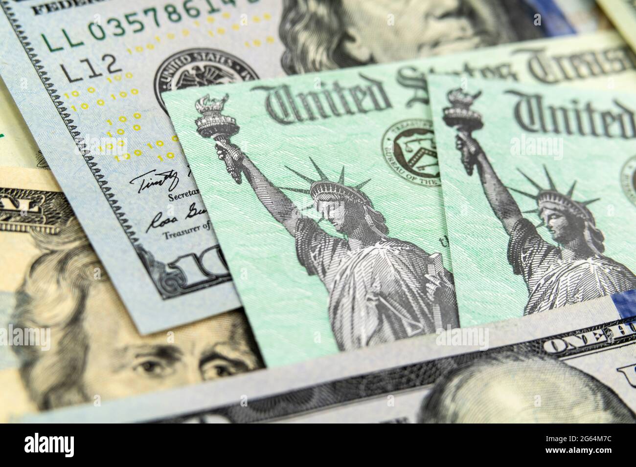 Macro vista della Statua della libertà su un assegno del Tesoro degli Stati Uniti con valuta in background Foto Stock