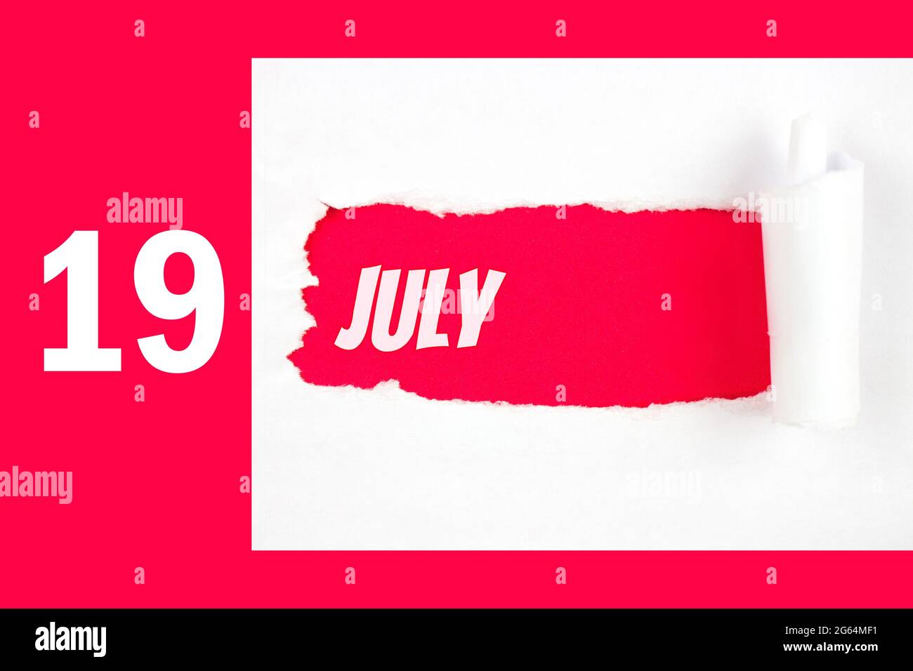 19 luglio. Giorno 19 del mese, data del calendario. Foro rosso nella carta bianca con lati strappati con data di calendario. Mese d'estate, giorno dell'anno concetto Foto Stock