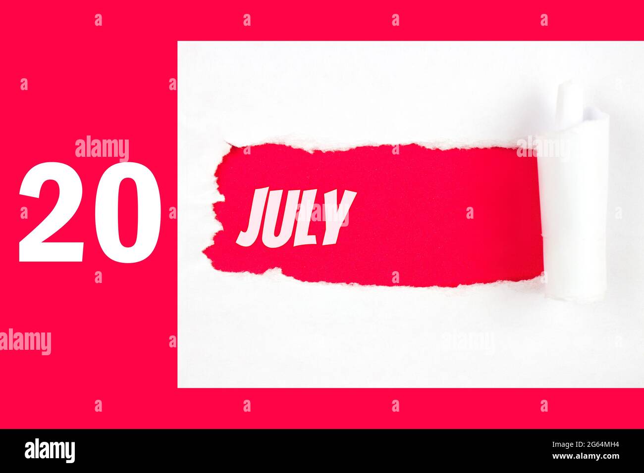 20 luglio. Giorno 20 del mese, data del calendario. Foro rosso nella carta bianca con lati strappati con data di calendario. Mese d'estate, giorno dell'anno concetto Foto Stock