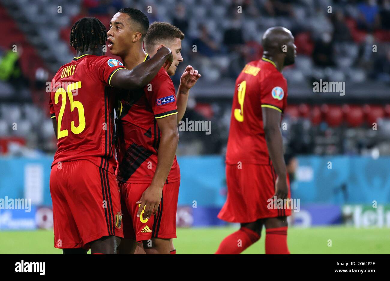 Jeremy Doku in Belgio e Youri Tielemans in Belgio festeggiano durante il quarto di finale del Campionato europeo Euro 2020 tra il Belgio Foto Stock