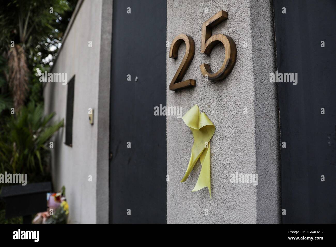 Un nastro giallo è posto fuori della casa dell'ex presidente filippino Benigno Aquino III che morì all'età di 61 anni a Manila, Filippine. Foto Stock