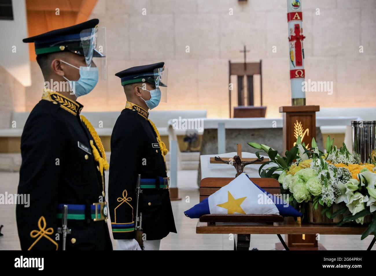 Le guardie d'onore militari si trovano sull'altare durante la scia dell'ex presidente Benigno Aquino III presso la chiesa Ateneo di Gesu a Quezon City, Metro Manila, Filippine. Foto Stock