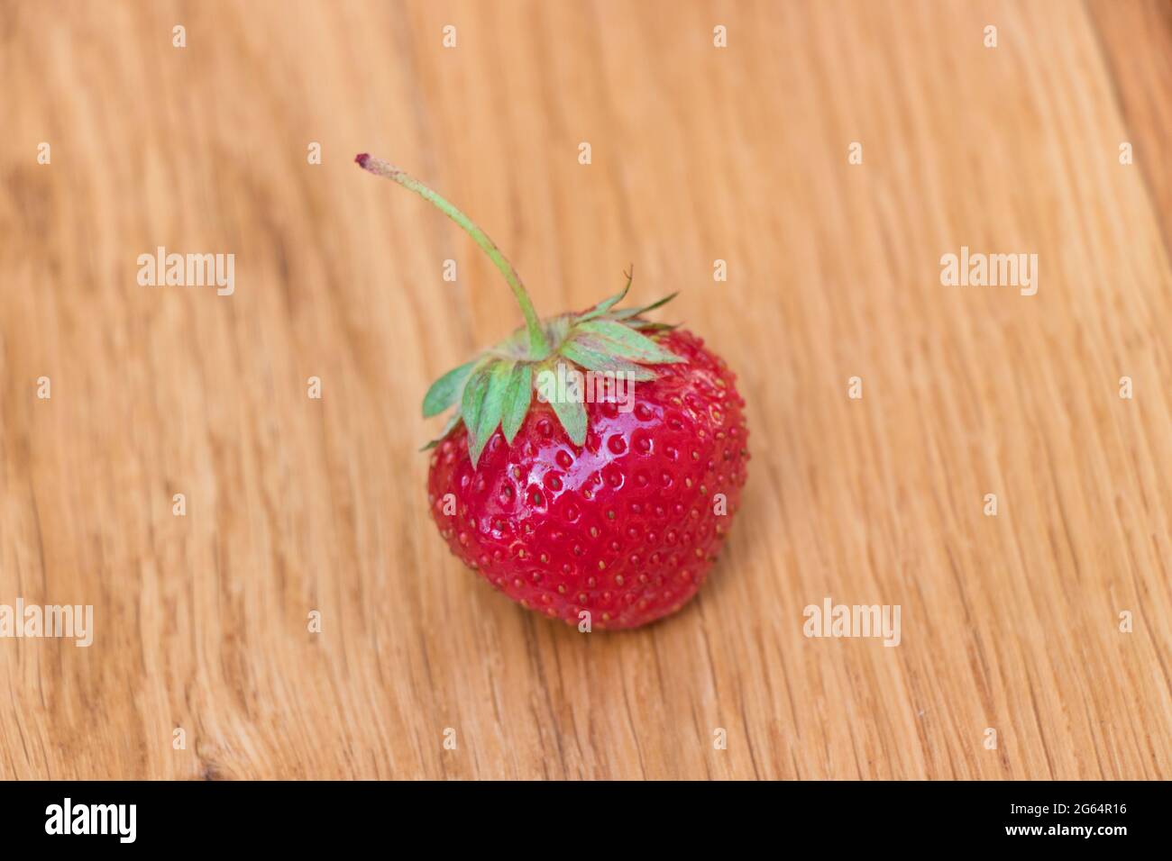Fragola fresca su sfondo di legno. Fresco, rosso e gustoso Foto Stock