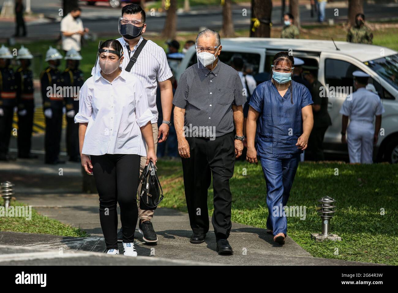 Amici e parenti arrivano per una messa concelebrata prima della sepoltura del presidente filippino Benigno Aquino III alla Chiesa di Gesu, Università Ateneo de Manila, Quezon City, Filippine. Foto Stock