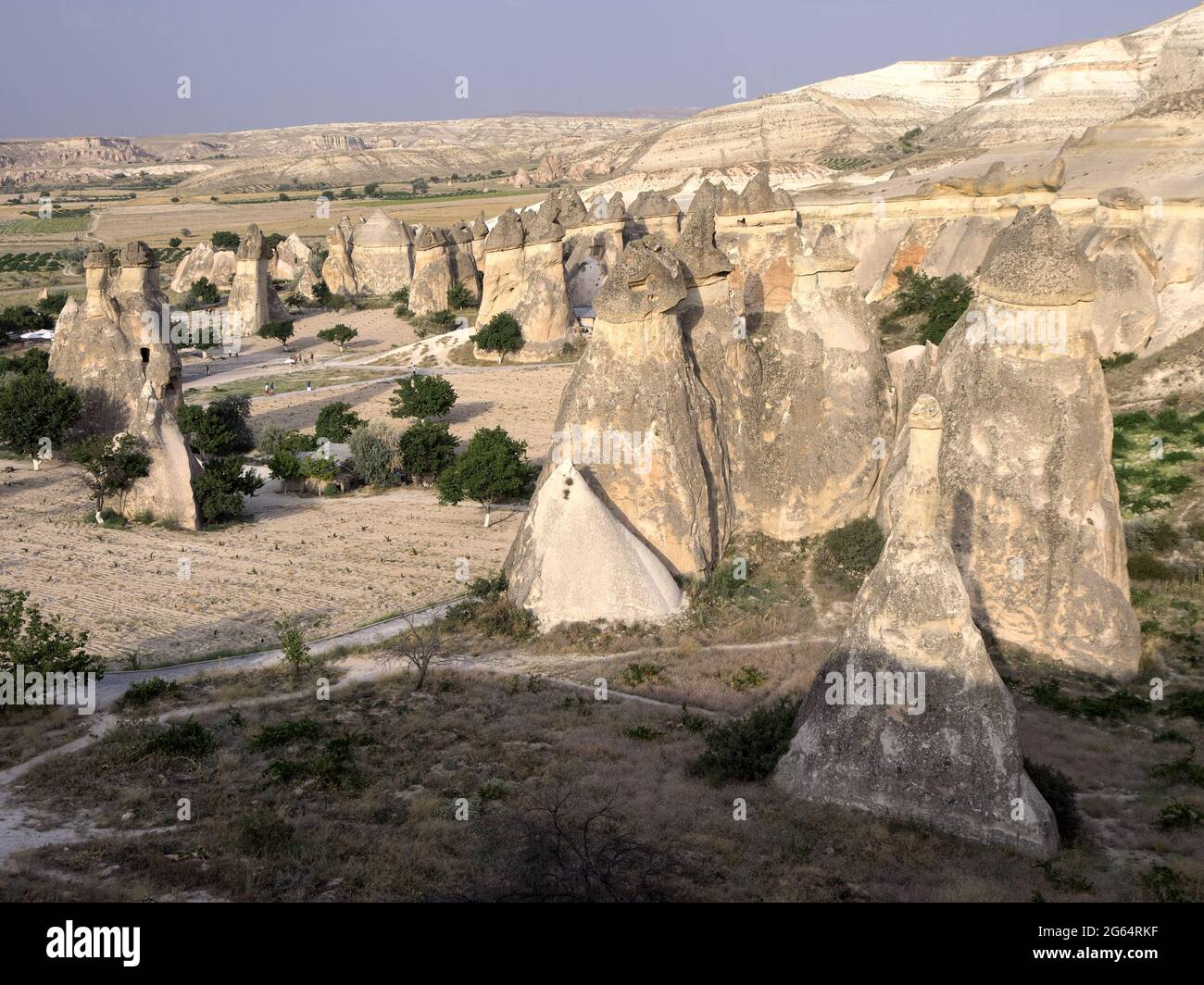 Punto di riferimento della natura in Turchia i camini delle fate sono formazioni rocciose vulcaniche in Cappadocia vicino Zelve Foto Stock