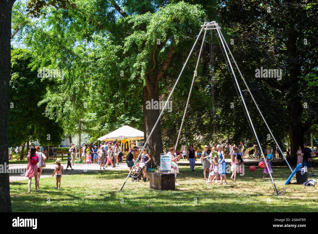 Stand di danza aerea al Tunderfesztival 2021 (Festival delle fate), Sopron, Ungheria Foto Stock