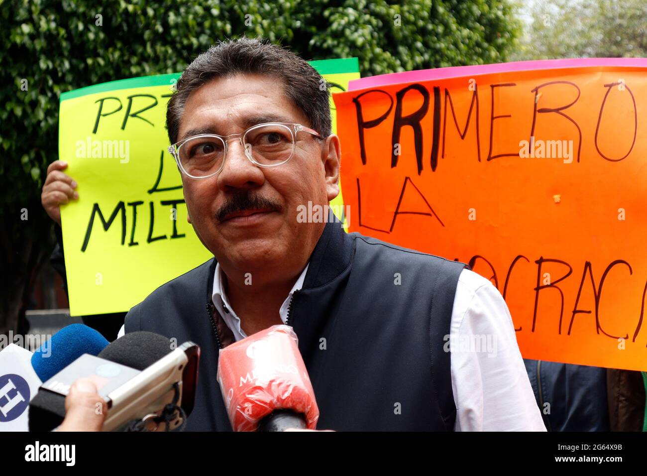 Città del Messico, Messico. 01 luglio 2021. CITTÀ DEL MESSICO, MESSICO - 1° LUGLIO: Ulises Ruiz, ex governatore di Oaxaca partecipa a una manifestazione al di fuori del Partito rivoluzionario istituzionale di Città del Messico, PRI, per chiedere le dimissioni di Alejandro Moreno come presidente del PRI a causa dei poveri risultati elettorali. Il 1 luglio 2021 a Città del Messico, Messico. (Foto di Eyepix/Sipa USA) Credit: Sipa USA/Alamy Live News Foto Stock