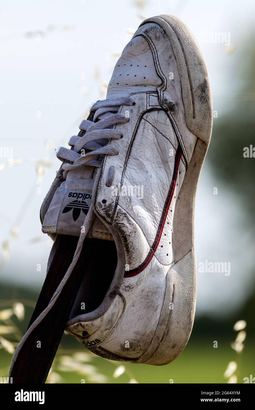 una scarpa abbandonata Foto Stock