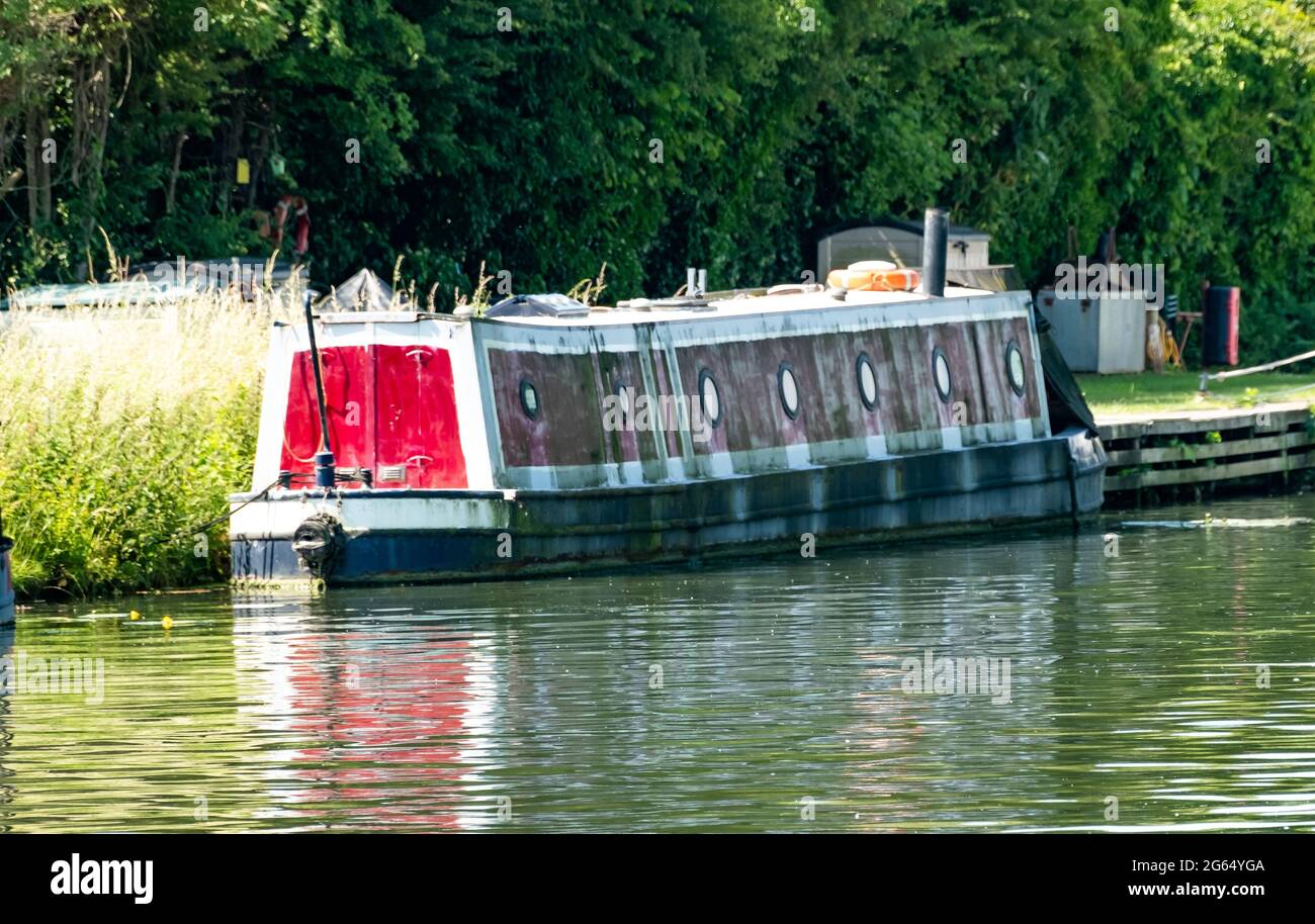 Imbarcazione non identificabile ormeggiata sul canale di Gloucester Sharpness Foto Stock