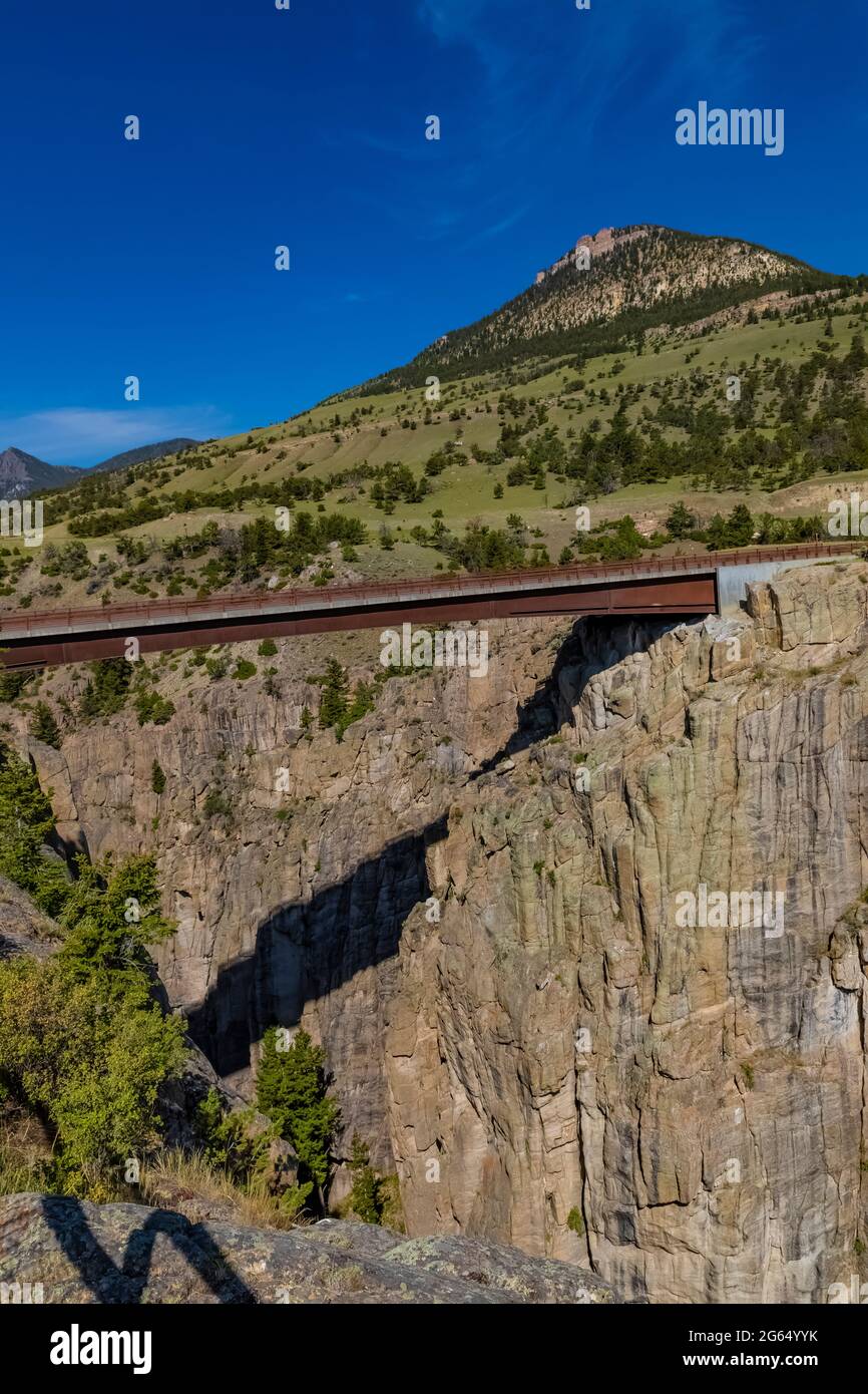 Ponte sopra Sunlight Creek lungo Chief Josepth Scenic Byway, Shoshone National Forest, Wyoming, USA Foto Stock