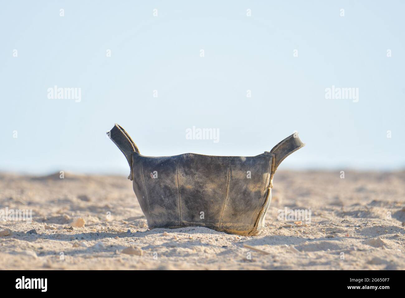Porta la culla nel deserto in una calda giornata di sole Foto Stock