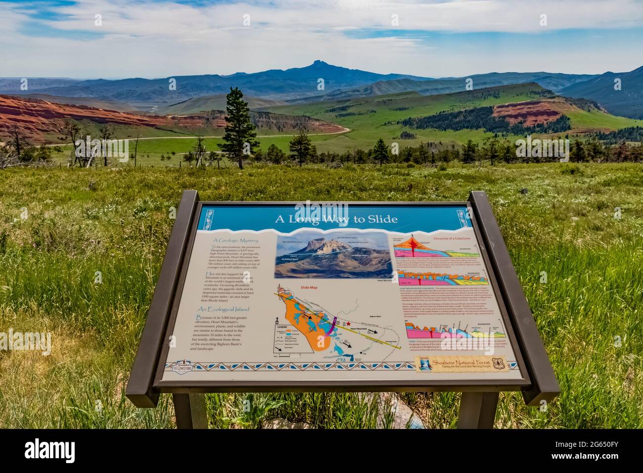 Cartello interpretativo lungo Chief Josepth Scenic Byway che descrive Heart Mountain Rock Avalanche, Shoshone National Forest, Wyoming, USA [No art or photo r Foto Stock
